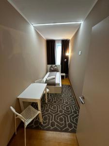 a small room with a couch and a table at Zimmervermietung Linz 1 in Linz