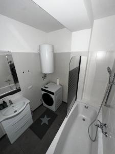 a bathroom with a tub and a sink and a toilet at Zimmervermietung Linz 1 in Linz