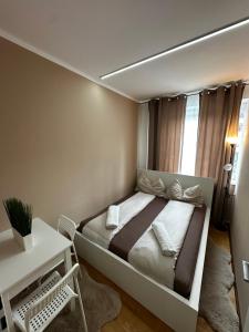 a small bedroom with a bed and a window at Zimmervermietung Linz 1 in Linz