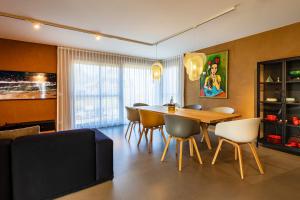 a living room with a dining room table and chairs at Neue Büdnerei in Althagen