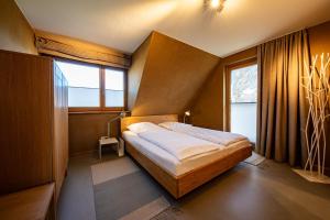 a bedroom with a bed in a room with a window at Neue Büdnerei in Althagen