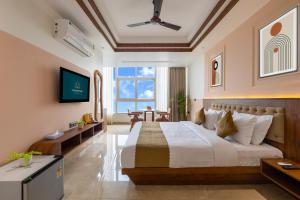 a bedroom with a large bed and a table at yashobhoomi Hostel in New Delhi