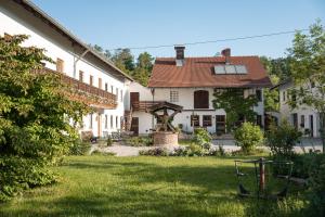 a house with a yard with a frisbee at Holzhauser Hof in Waldkraiburg