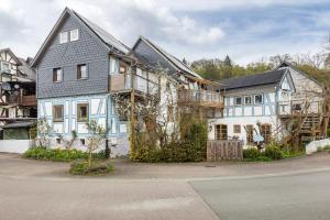 a large house with blue and white at Ferienwohnung in Anni's Ferienhaus in Großaltenstädten