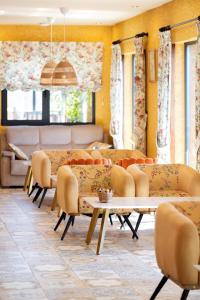a dining room with tables and chairs and windows at Hotel Cerro La Nina in Beceña