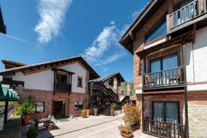 a view of the courtyard of a building at Hotel Cerro La Nina in Beceña