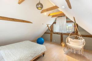 a room with a swing and balloons in a attic at Ferienwohnung in Anni's Ferienhaus in Großaltenstädten