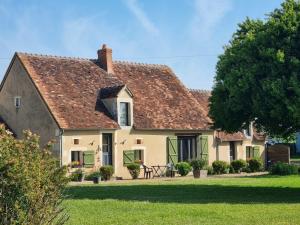 a large white house with a brown roof at Chambres d'Hôtes du Paillé in Thenay