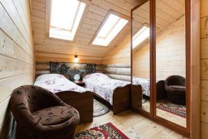 スーズダリにあるGuest House S Baney Na Pushkarkeの小さな部屋で、ベッド2台、鏡が備わります。