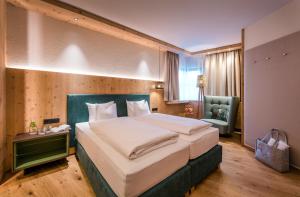Postel nebo postele na pokoji v ubytování "Quality Hosts Arlberg" Hotel zur Pfeffermühle + 37 fotografií