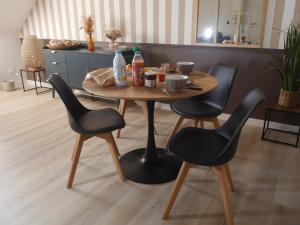 a table with chairs and a table with drinks on it at l'imprimerie in Malestroit +6 photos