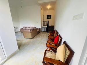 a living room with chairs and a couch at Emerald Leaf Kandy Villa in Panabokka