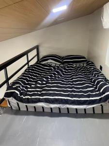 a black and white bed in a room at Balai Mi Vigan in Vigan