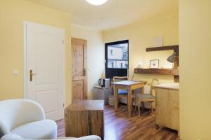 a room with a kitchen with a table and a counter at Romantikzimmer in Striesen in Dresden