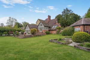 a large house with a lawn in front of it at 1 Bed in Evesham oc-55177 in Bretforton