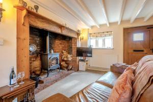 a living room with a couch and a fireplace at 1 Bed in Evesham oc-55177 in Bretforton
