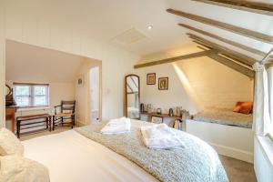 a bedroom with two beds and a desk at 1 Bed in Evesham oc-55177 in Bretforton