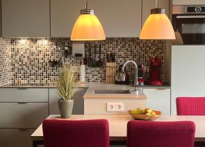 a kitchen with a table with a bowl of fruit on it at Anpektop - Ecohuisjes Terschelling in Midsland