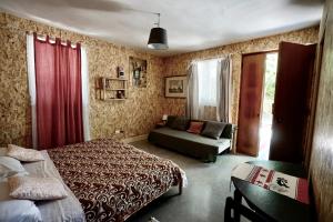 ein Schlafzimmer mit einem Bett und einer Couch in der Unterkunft PODERE Sant'Anna B&B -Bambù room in Atri