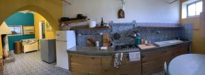 eine Küche mit Arbeitsplatte und Kühlschrank in der Unterkunft PODERE Sant'Anna B&B -Bambù room in Atri