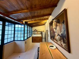 a kitchen with a large painting on the wall at Alfa25 in Oitylo