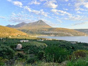a large body of water with a mountain in the background at Alfa25 in Oitylo