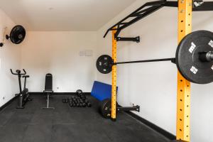 a room with a gym with weights at Casa Ecotrips Barra Funda - Hostel in São Paulo
