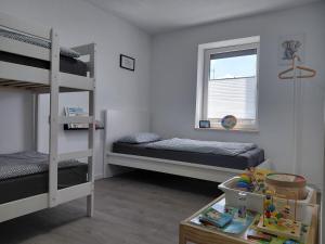 a room with two bunk beds and a window at The Günz Homes 2 in Günzburg