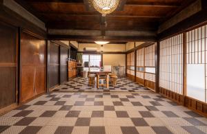 a room with a checkered floor and a table at 淵明庵 in Fujikawa