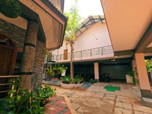 an indoor courtyard of a building with plants at JFZ Homestay in Kāsarkod