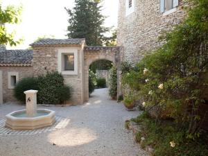 an entrance to a brick building with an archway at Domaine Les Martins in Gordes