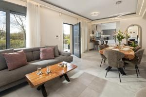 a living room with a couch and a table at Villa Kouros P&A in Áfra