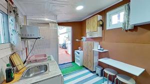 a small kitchen with a sink and a washing machine at Apartaments Kandy 2 in Calafell