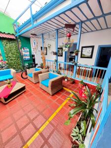 a lobby of a house with couches and flowers at hospedaje casa de niebla in Salento