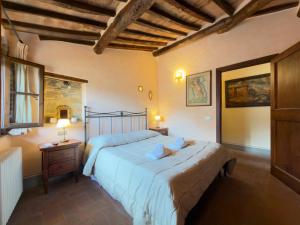 a bedroom with a large bed in a room at Le Torri View Apartment - San Gimignano in San Gimignano