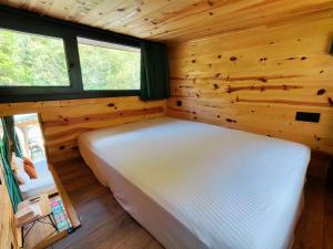a bedroom in a log cabin with a bed in it at Lahza Tiny House in Çamlıhemşin