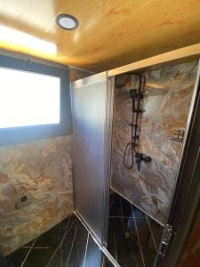 a shower in a room with a shower at Lahza Tiny House in Çamlıhemşin