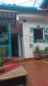 a building with a wall with a tv on it at hospedaje casa de niebla in Salento