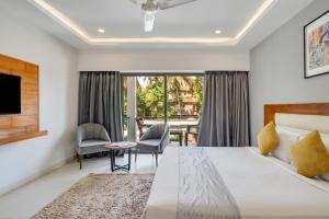 a hotel room with a bed and a table and chairs at asar Upper House Morjim Beach by Orion Hotels in Morjim
