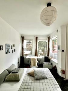 een slaapkamer met een bed en een tafel erin bij Modern flat near downtown Plovdiv in Plovdiv