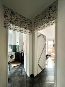een keuken met een deur die naar een woonkamer leidt bij Modern flat near downtown Plovdiv in Plovdiv