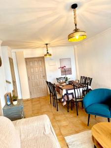 ein Wohnzimmer mit einem Tisch und ein Esszimmer in der Unterkunft Duplex Petrales in Tejina + 11 Fotos