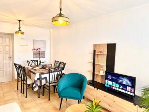 ein Wohnzimmer mit Esstisch und Fernseher in der Unterkunft Duplex Petrales in Tejina