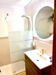 ein Badezimmer mit Waschbecken und Dusche mit Spiegel in der Unterkunft Duplex Petrales in Tejina