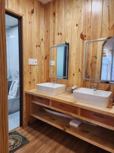 a bathroom with two sinks and a mirror at Coffee Myhome in Xuan An