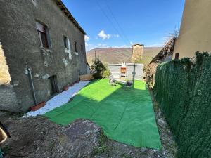 a green carpet in a yard next to a building at Casa Villafeile in Villafeile