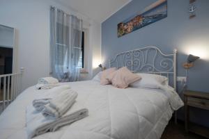 a bedroom with a white bed with towels on it at Pippo a Vernazza Rooms in Vernazza +9 photos