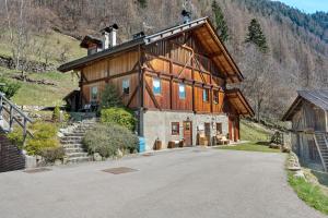 a house on a mountain with a driveway at Mas di Zonadi - intero alloggio in Rabbi