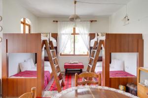 a room with two bunk beds and a table at Bujtina Ethan Perondi - Private Villa Swimming Pool in Kuçovë