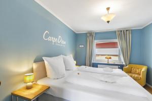 a hotel room with a large white bed and a window at Fewo-Taunus-Panoramablick in Königstein im Taunus